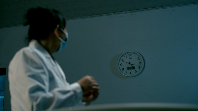 诊所医生看时间等待药物基层医疗卫生服务