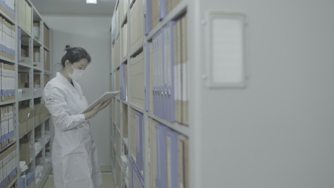 女医生查阅病历档案
