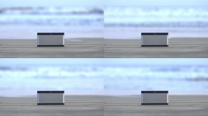 沙滩背景下的便携音响