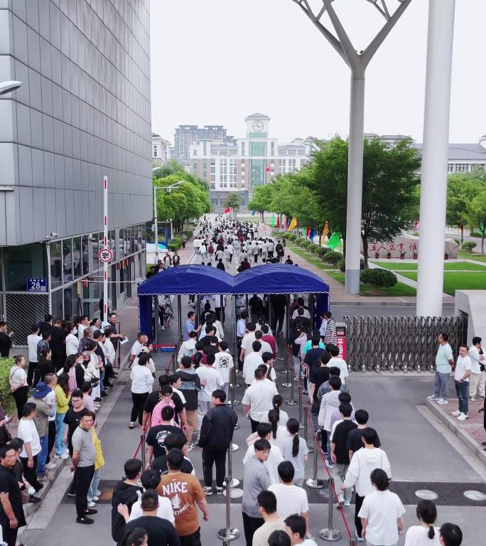 【4K竖屏】2025年高考考生进考场