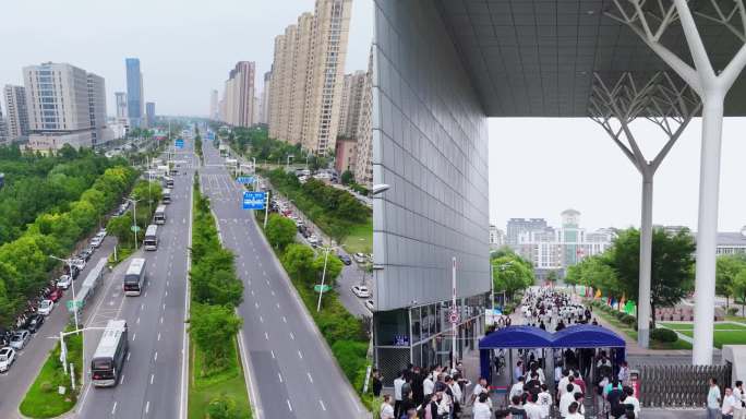 【4K竖屏】2025年高考考生进考场