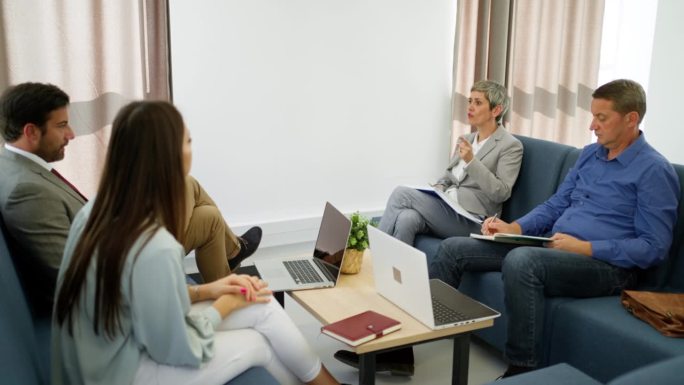 白人男女同事一起工作