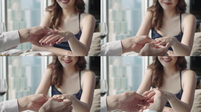 美丽的亚洲女子喜出望的订婚求婚