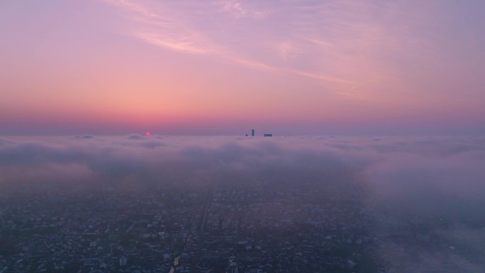苏州云雾缭绕的城市日出景观与地标建筑风景