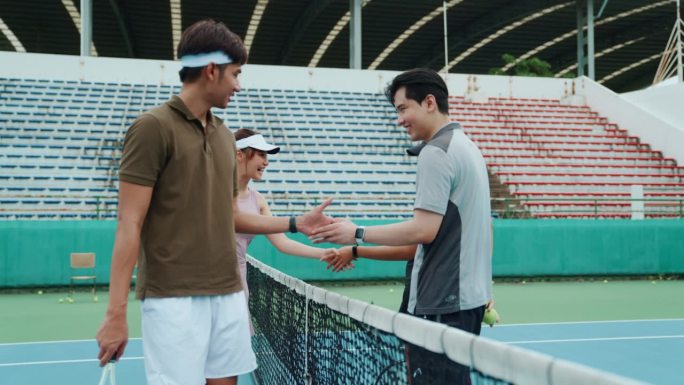 赛后的体育精神。