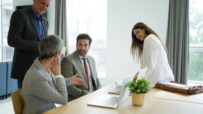 白人同事一起在现代化的办公室工作