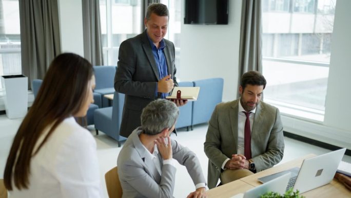 白人同事一起在现代化的办公室工作