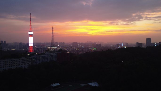 城市夜景与电视塔的黄昏