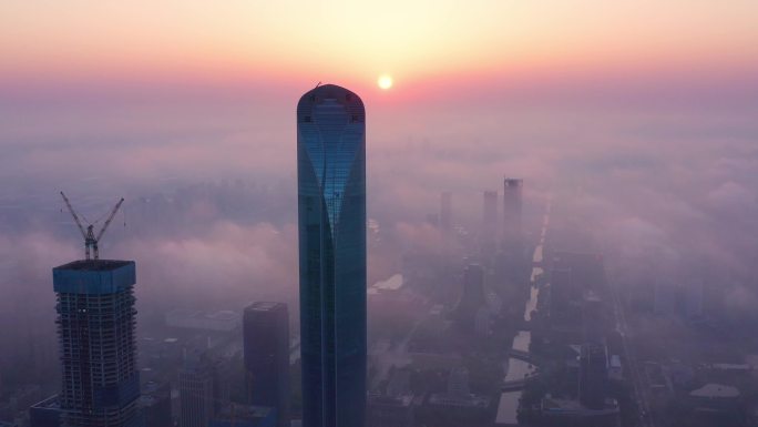 苏州云雾缭绕的城市日出景观与地标建筑风景