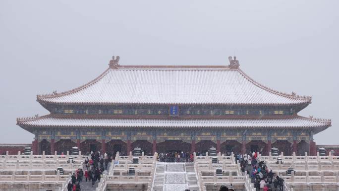 红墙白雪下的故宫太和殿