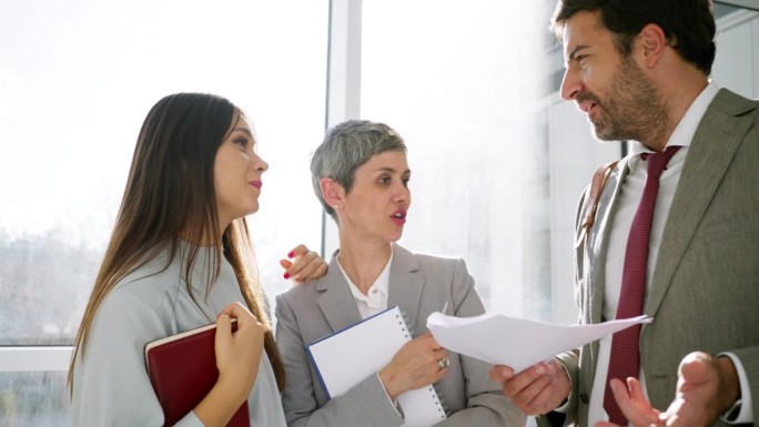 白人女性和男性同事一起处理文书工作