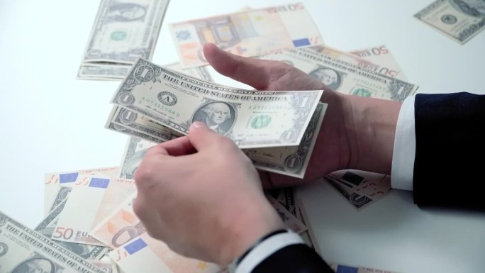 用手处理外国账单的商人