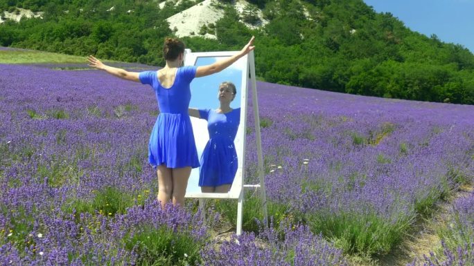 淡紫色的田野里，芭蕾舞演员在镜子前排练