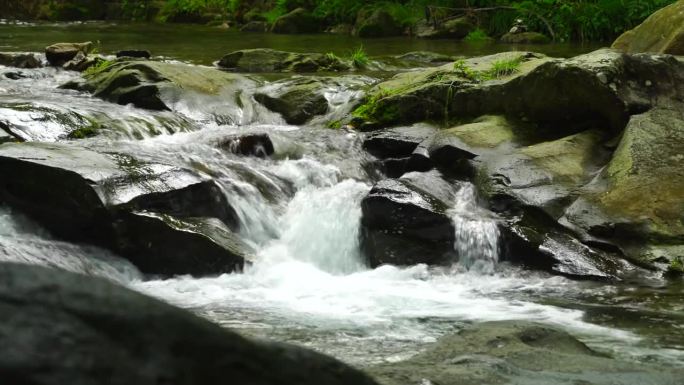 韩国江原道正城县花庵矿泉的水流