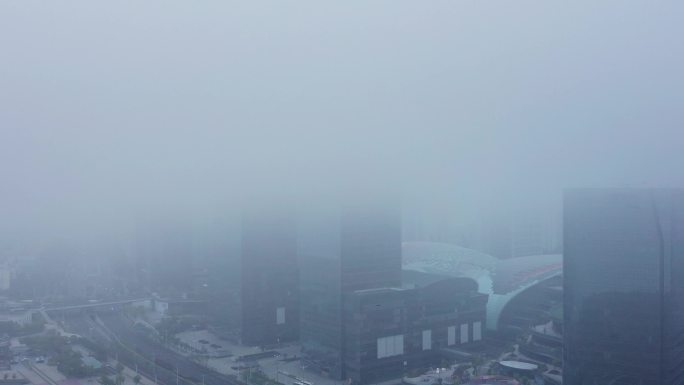 苏州云雾缭绕的城市日出景观与地标建筑风景