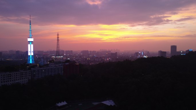 城市夜景与电视塔的黄昏