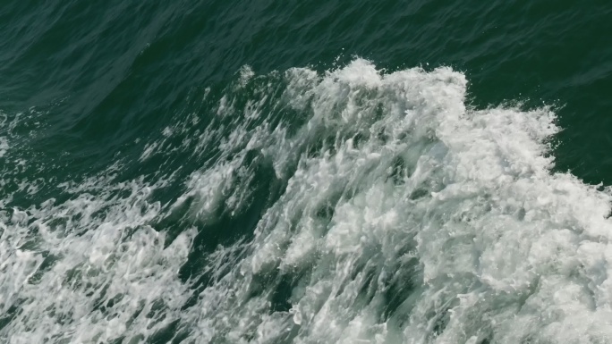 破浪前行海浪翻滚海面波涛汹涌