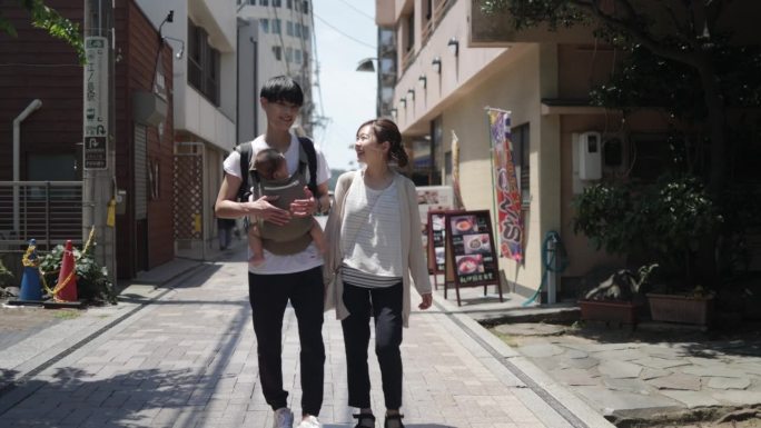 一家人走在购物街上