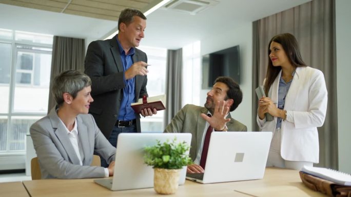 男女同事，一起在办公室工作