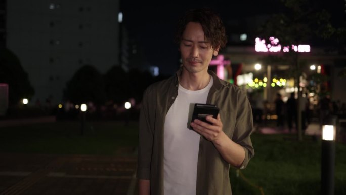 自由职业者打电话，晚上在城里散步