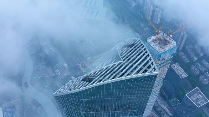 苏州云雾缭绕的城市日出景观与地标建筑风景