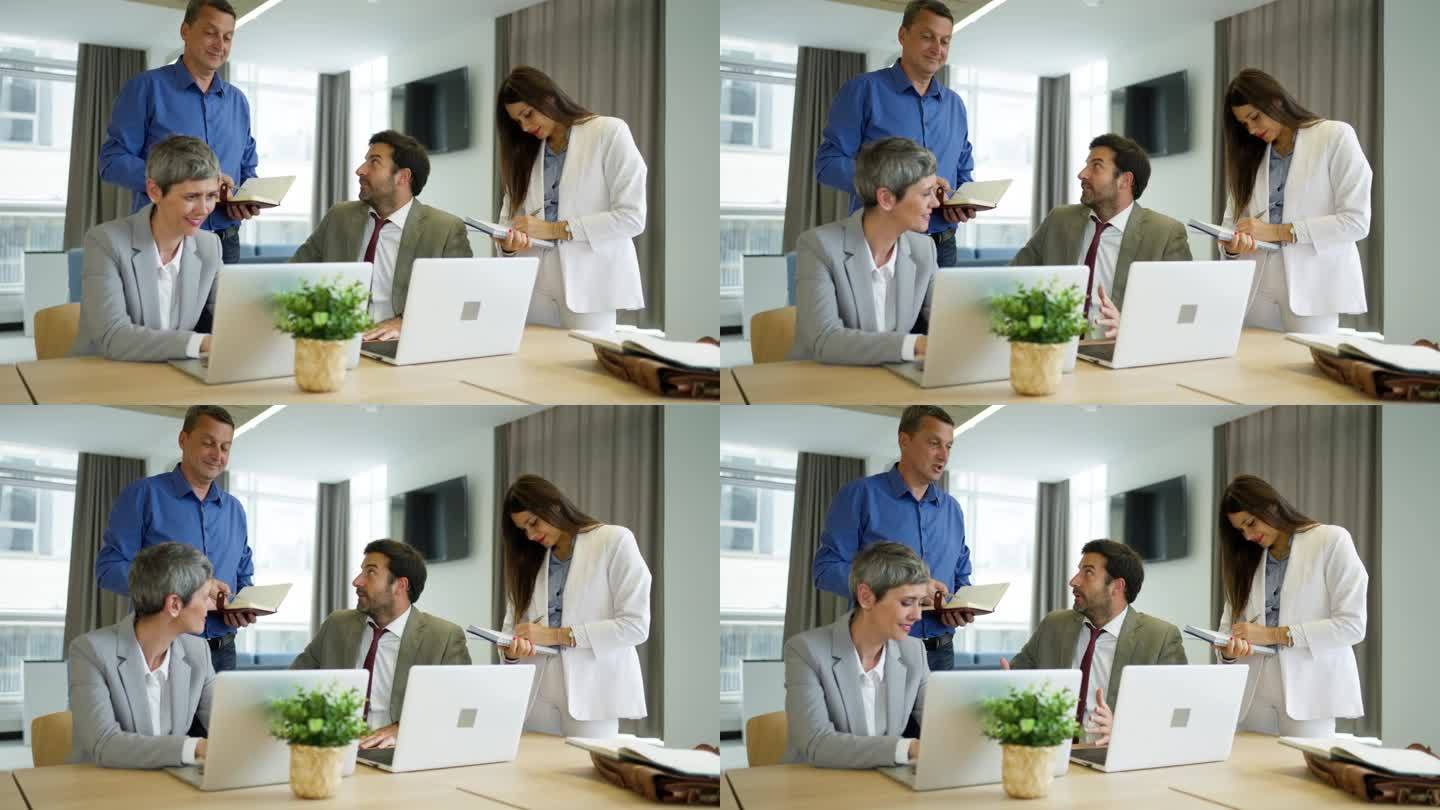 男女同事，一起在办公室工作