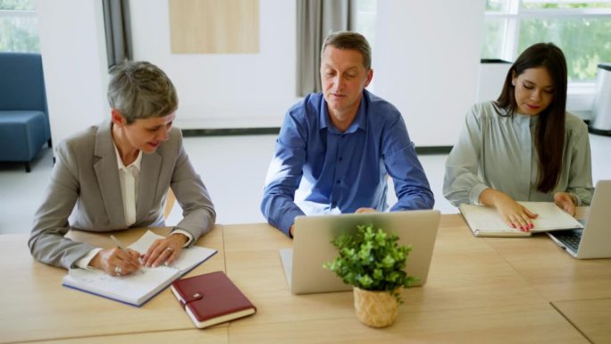 白人同事，男女，一起在办公室工作