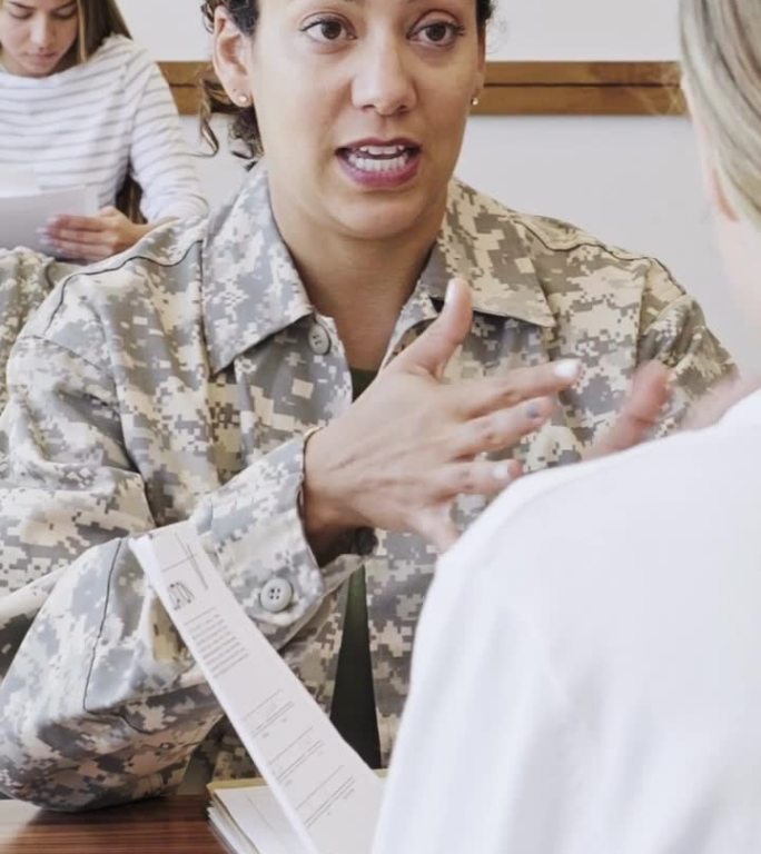 女军事招募人员与潜在新兵交谈