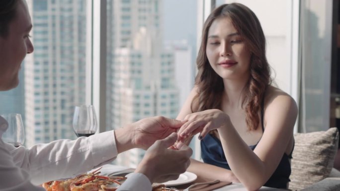 美丽的亚洲女子喜出望的订婚求婚