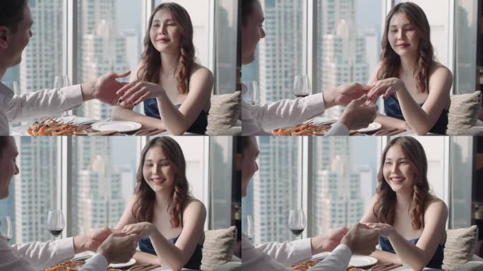 美丽的亚洲女子喜出望的订婚求婚