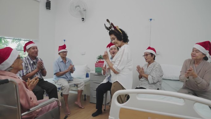 一群老人和朋友在养老院庆祝生日。