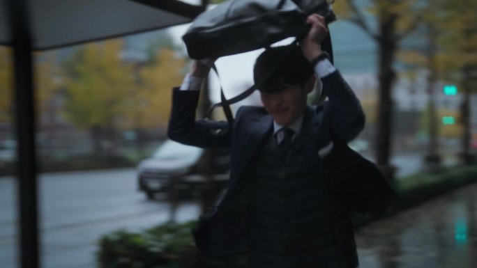 商人在雨中奔跑