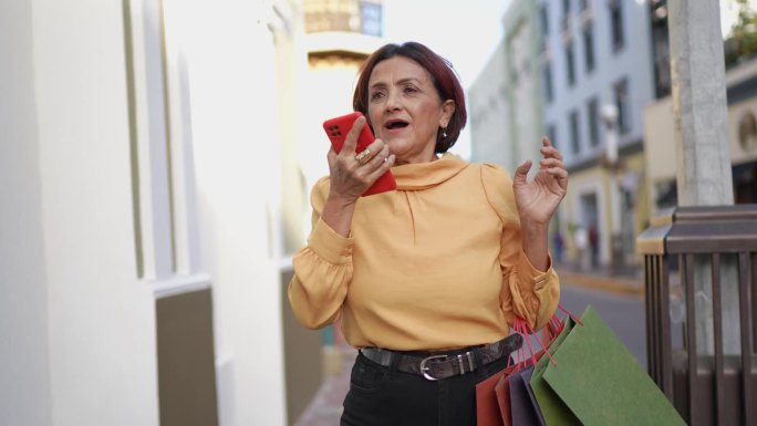 老年妇女在历史街区用手机发送音频信息