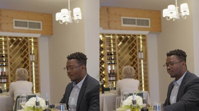 男人在餐厅吃午饭