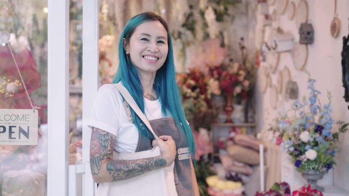 年轻的潮主人的肖像妇女手持布袋。可持续的生活方式概念。