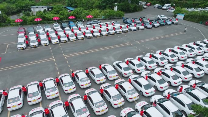 一排排整齐的驾校教练车