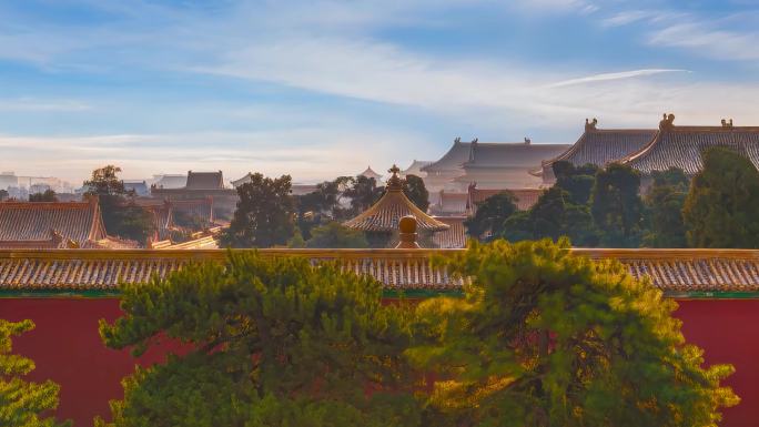 北京故宫红墙晨雾光影
