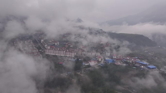 航拍云雾中的城镇