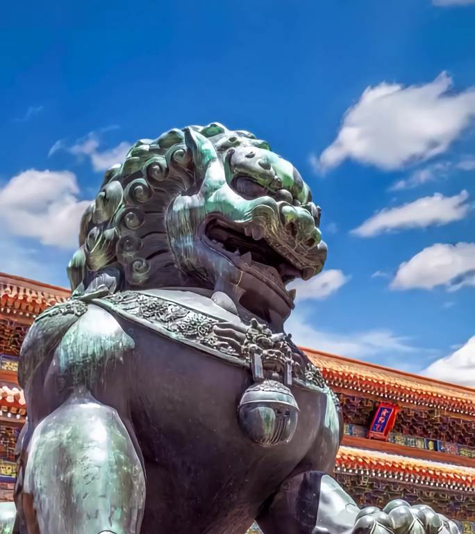 北京故宫太和殿铜狮光影映照