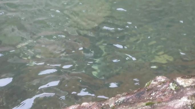 山间溪流