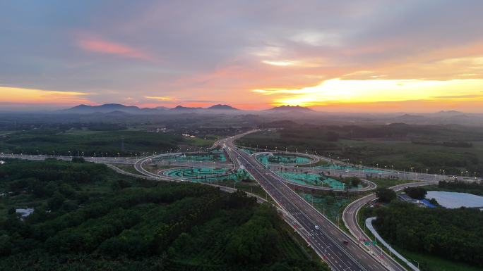 夕阳下的城市立交桥
