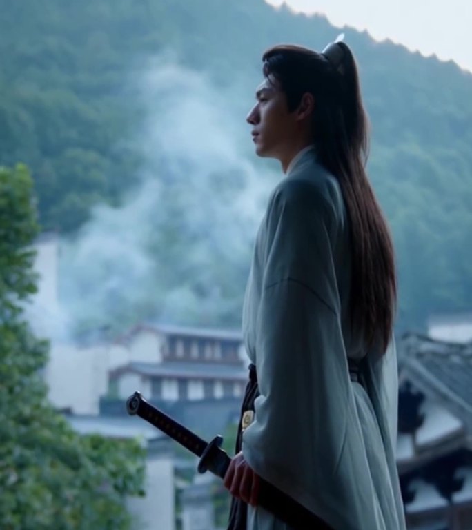 古风男子山间眺望