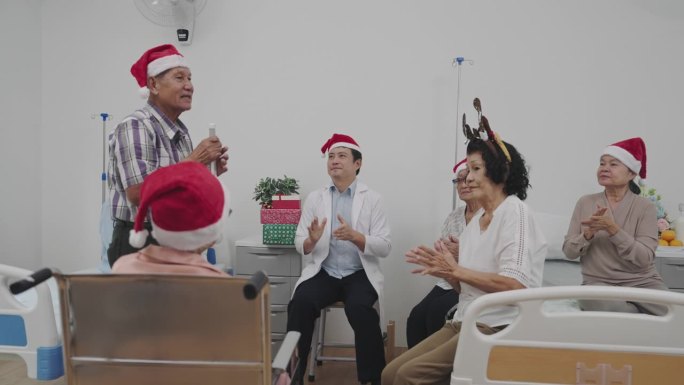 一群老人和朋友在养老院庆祝生日。