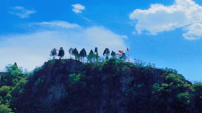 蓝天白云下的山顶风光