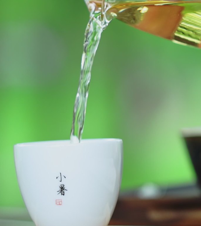竖屏 小暑节气 小暑 倒茶 茶杯 特写