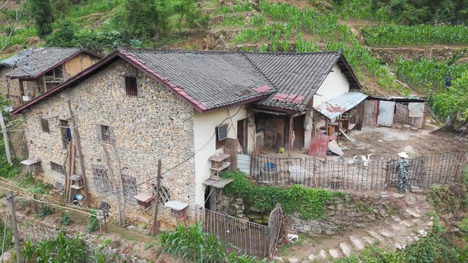 山村农家生活 土家族居住的传统瓦房