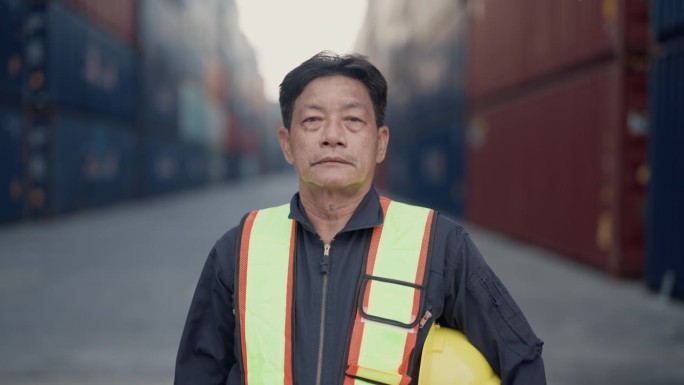 在集装箱堆场和港口堆场工作的工人已经疲惫不堪。缓慢的运动。