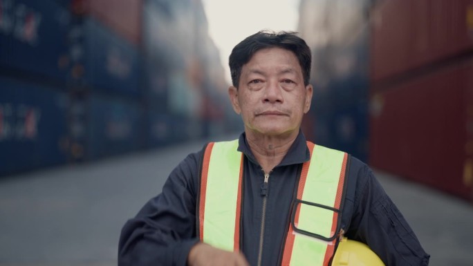 在集装箱堆场和港口堆场工作的工人已经疲惫不堪。缓慢的运动。