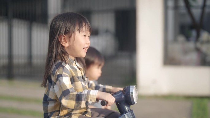 妹妹在玩玩具车
