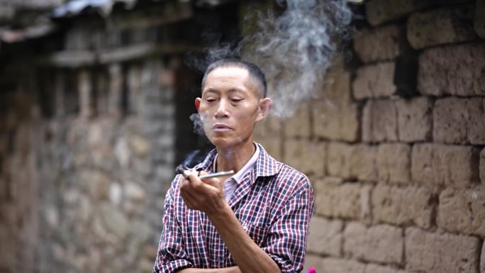 老农抽旱烟的悠闲时光